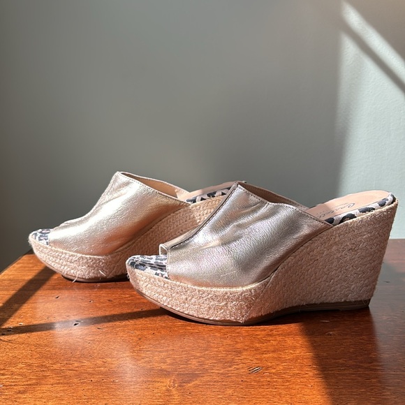 Beautiful Gold Spanish leather sandals with braided rope heels ! - Picture 2 of 6